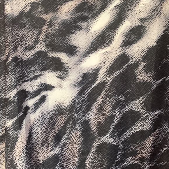 Three quarter white black grey top blouse sport chic animal snake tiger leopard - Picture 8 of 13